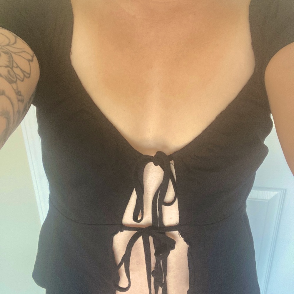 Sexy tie-up crop